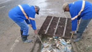 Os serviços incluem limpeza e desobstrução de canaletas, bocas de lobo e redes de esgoto