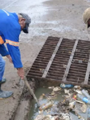 Os serviços incluem limpeza e desobstrução de canaletas, bocas de lobo e redes de esgoto