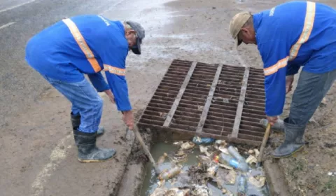 Os serviços incluem limpeza e desobstrução de canaletas, bocas de lobo e redes de esgoto