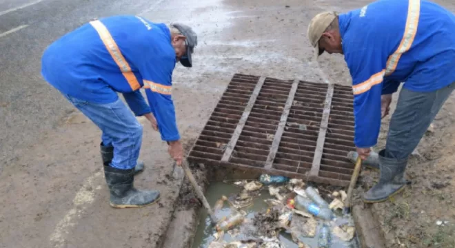 Os serviços incluem limpeza e desobstrução de canaletas, bocas de lobo e redes de esgoto