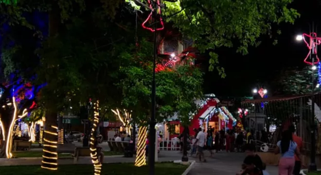 Praça Padre Cícero atrai visitantes durante o período natalino em Juazeiro do Norte