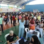 Pessoas sendo atendidas em um ginásio durante o feirão da empregabilidade, em Juazeiro do Norte.