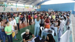 Pessoas sendo atendidas em um ginásio durante o feirão da empregabilidade, em Juazeiro do Norte.