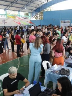 Pessoas sendo atendidas em um ginásio durante o feirão da empregabilidade, em Juazeiro do Norte.