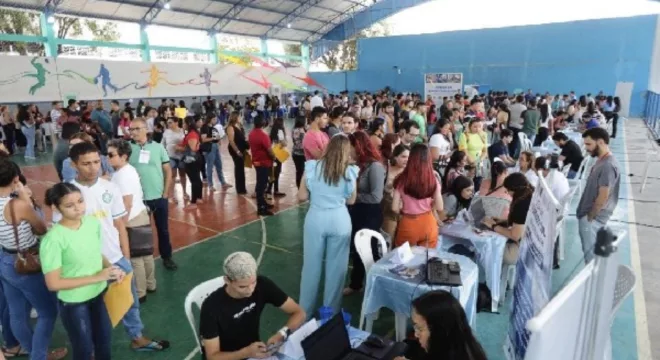 Pessoas sendo atendidas em um ginásio durante o feirão da empregabilidade, em Juazeiro do Norte.