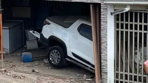 O suspeito de atropelar as duas jovens se apresentou espontaneamente à delegacia nesta terça-feira (9).