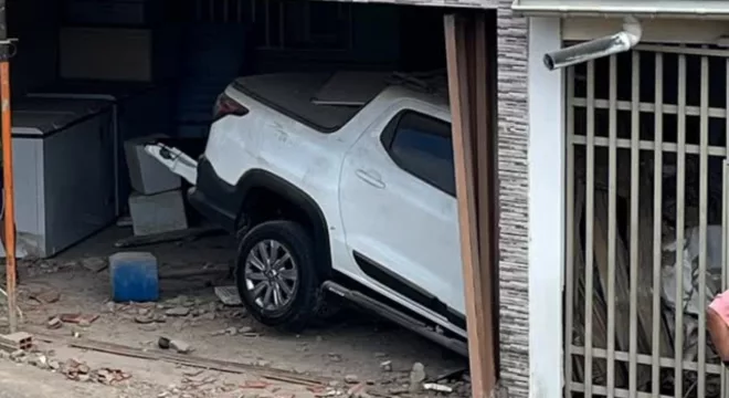 O suspeito de atropelar as duas jovens se apresentou espontaneamente à delegacia nesta terça-feira (9).