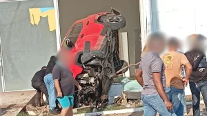 Carro invade escola na Avenida Padre Cícero e fica completamente destruído em Juazeiro do Norte.