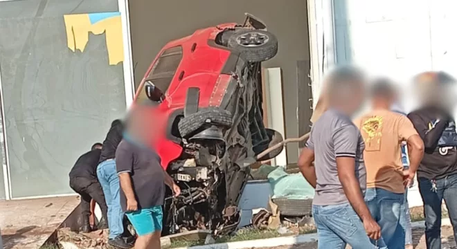 Carro invade escola na Avenida Padre Cícero e fica completamente destruído em Juazeiro do Norte.