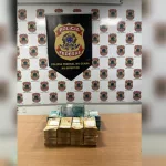 Polícia Federal apreendeu cerca de R$ 400 mil em espécie e prendeu dois suspeitos por lavagem de dinheiro em Iguatu.