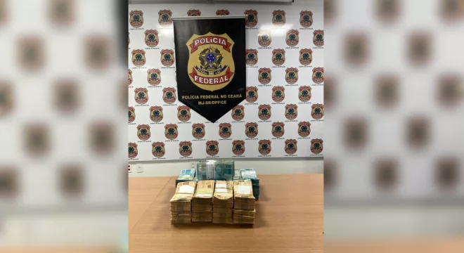 Polícia Federal apreendeu cerca de R$ 400 mil em espécie e prendeu dois suspeitos por lavagem de dinheiro em Iguatu.