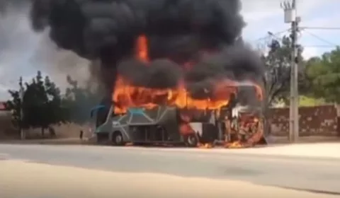 ônibus pega fogo em Canindé, interior do ceará