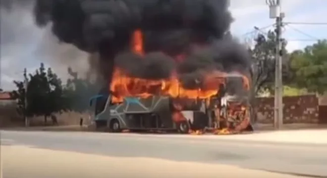 ônibus pega fogo em Canindé, interior do ceará