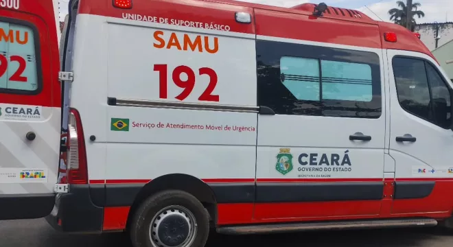 Ambulância do SAMU socorre homem que teve corpo incendiado pelo próprio irmão no Carto.