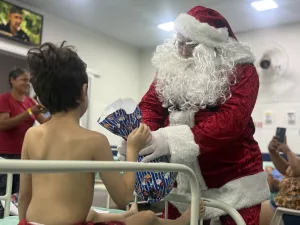 Fapai Noel visita pacientes da Fundação Otília Correia Saraiva