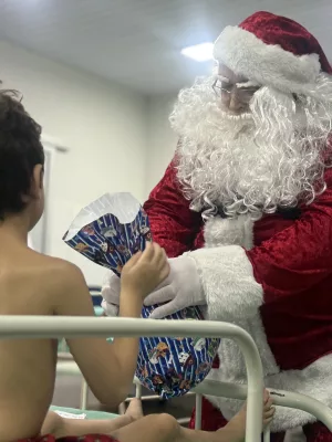 Fapai Noel visita pacientes da Fundação Otília Correia Saraiva