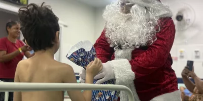 Fapai Noel visita pacientes da Fundação Otília Correia Saraiva