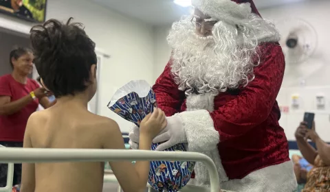Fapai Noel visita pacientes da Fundação Otília Correia Saraiva