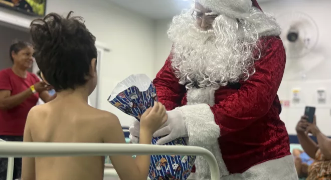 Fapai Noel visita pacientes da Fundação Otília Correia Saraiva