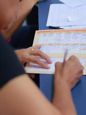 Pessoa preenchendo cartão de vacina.