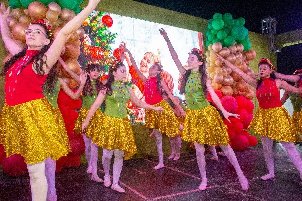 Criança se apresentando durante a abertura do XIX Natal da Paz, em Várzea Alegre.