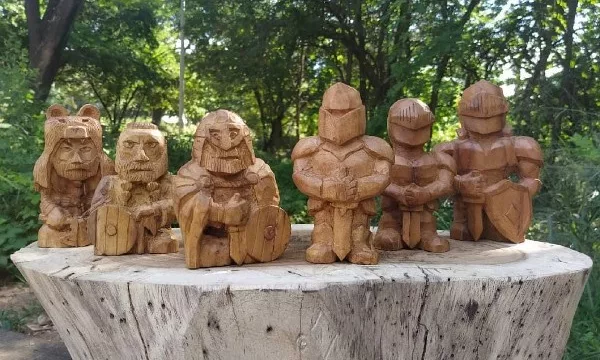 Oficina de escultura em madeira em Juazeiro do Norte.