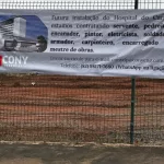 O comunicado foi feito por meio de um banner instalado no terreno onde o HUCA está sendo construído