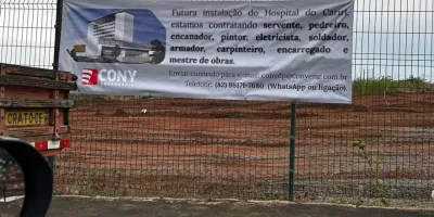 O comunicado foi feito por meio de um banner instalado no terreno onde o HUCA está sendo construído