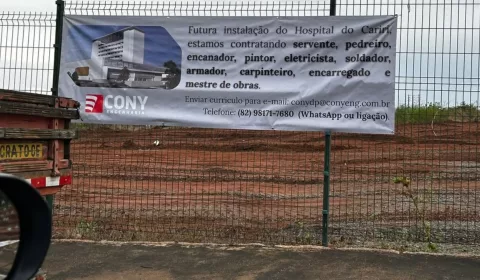 O comunicado foi feito por meio de um banner instalado no terreno onde o HUCA está sendo construído