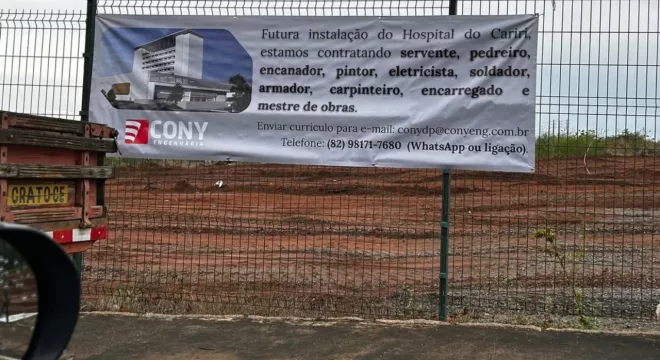 O comunicado foi feito por meio de um banner instalado no terreno onde o HUCA está sendo construído