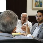 Davi e seu pai, o ex-prefeito Raimundo Macedo, o Raimundão, se reuniram com Elmano no Palácio da Abolição para discutir a pauta.