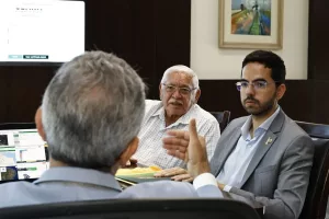 Davi e seu pai, o ex-prefeito Raimundo Macedo, o Raimundão, se reuniram com Elmano no Palácio da Abolição para discutir a pauta.