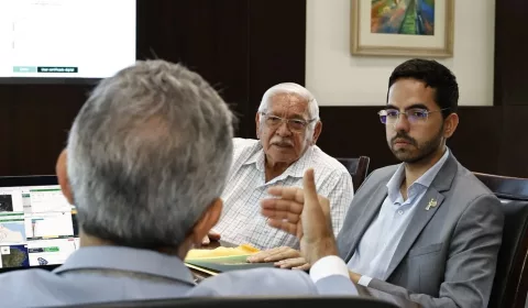 Davi e seu pai, o ex-prefeito Raimundo Macedo, o Raimundão, se reuniram com Elmano no Palácio da Abolição para discutir a pauta.