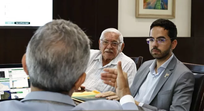 Davi e seu pai, o ex-prefeito Raimundo Macedo, o Raimundão, se reuniram com Elmano no Palácio da Abolição para discutir a pauta.