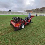 Arena Romeirão recebendo tratamento no gramado.