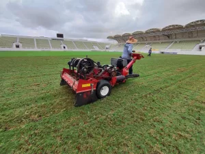 Arena Romeirão recebendo tratamento no gramado.