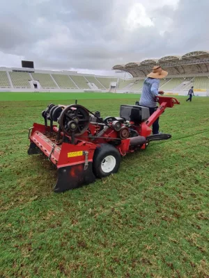 Arena Romeirão recebendo tratamento no gramado.