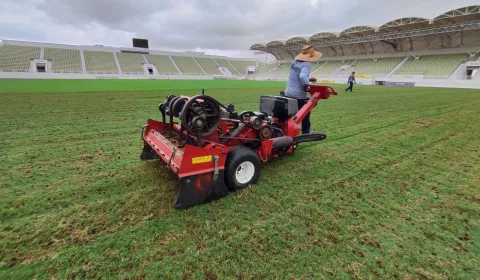 Arena Romeirão recebendo tratamento no gramado.