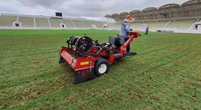 Arena Romeirão recebendo tratamento no gramado.
