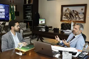 deputado davi macedo e elmano de freitas, durante reunião