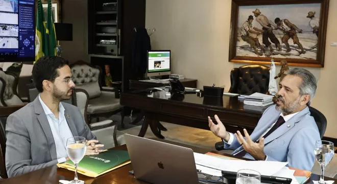 deputado davi macedo e elmano de freitas, durante reunião