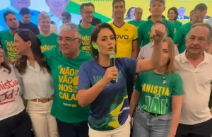 eduardo girao e michelle bolsonaro com aliados durante solenidade de lançamento da pré-candidatura de girão ao governo do ceara