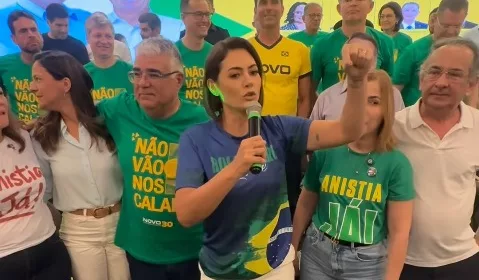eduardo girao e michelle bolsonaro com aliados durante solenidade de lançamento da pré-candidatura de girão ao governo do ceara