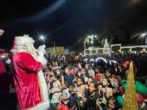 Decoração natalina em Potengi, composta por árvore de Natal, presépio, trenó com renas e árvores iluminadas.