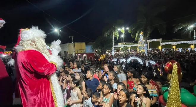 Decoração natalina em Potengi, composta por árvore de Natal, presépio, trenó com renas e árvores iluminadas.