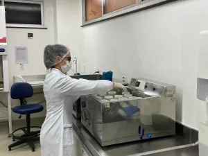 Podem doar mulheres saudáveis, que estejam amamentando e tenham leite materno excedente | Foto: Guto Vital/ Miséria/M1