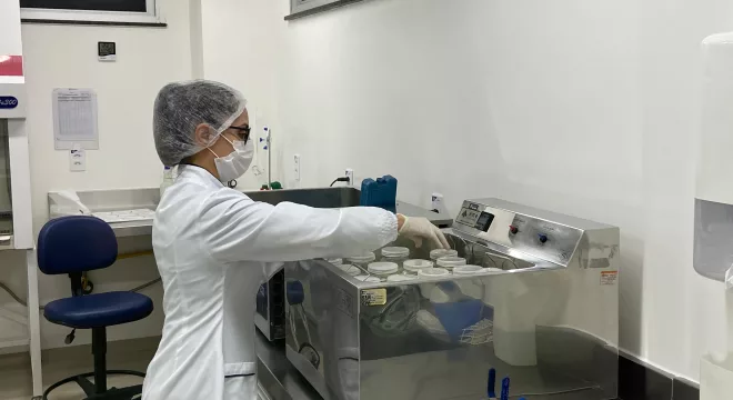 Podem doar mulheres saudáveis, que estejam amamentando e tenham leite materno excedente | Foto: Guto Vital/ Miséria/M1