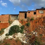 O conjunto Nassau fica às margens da CE-060, rodovia que liga Barbalha a Jardim, e sofre com processos de erosão que ameaçam casas e famílias.