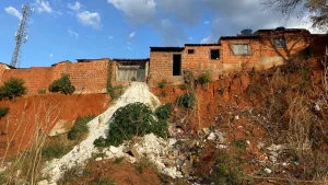 O conjunto Nassau fica às margens da CE-060, rodovia que liga Barbalha a Jardim, e sofre com processos de erosão que ameaçam casas e famílias.