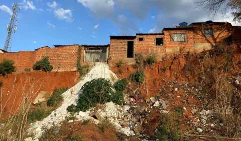 O conjunto Nassau fica às margens da CE-060, rodovia que liga Barbalha a Jardim, e sofre com processos de erosão que ameaçam casas e famílias.